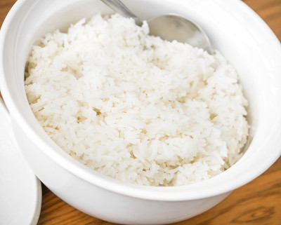白瓷碗里的白米饭