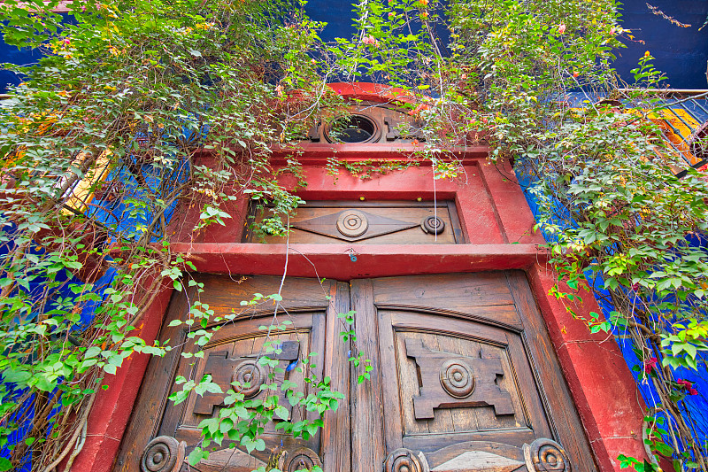 蒙特雷，五颜六色的历史建筑中心的老城(巴里奥Antiguo)在旅游旺季