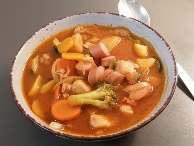 牛肉肠和蔬菜汤