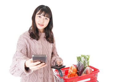 年轻女子不用现金付账