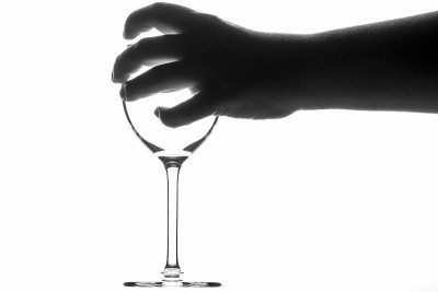 手里拿着酒杯