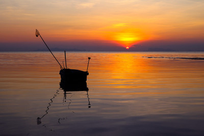 泰国夕阳下的当地船只。
