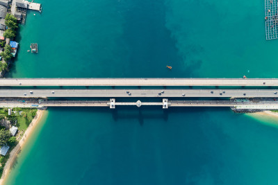 空中俯视图无人机拍摄的桥梁与汽车在桥梁道路图像运输背景概念
