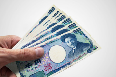 手握日元…日元。日本的货币