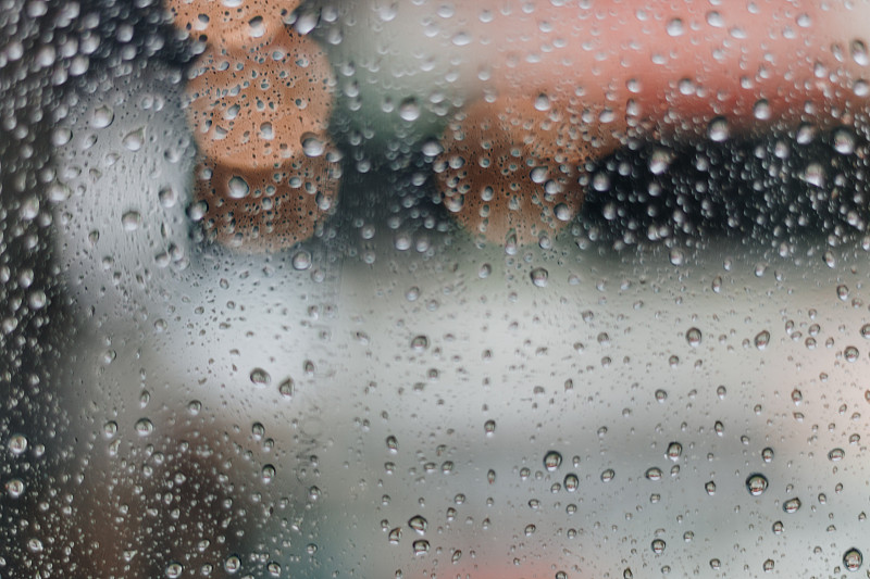 模糊的雨窗与红色的散景光