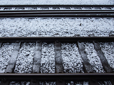 冰雪在冬季在铁路轨道上平行运行