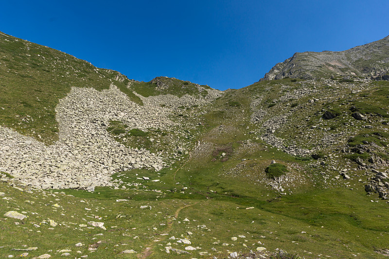 保加利亚皮林山贝戈维察河谷夏季景观