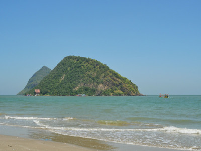 海浪拍打着沙滩