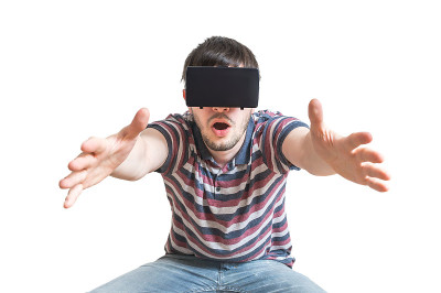 男人戴着3D虚拟现实头盔。孤立在白色的。