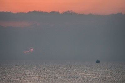 美丽的海景与云彩和太阳
