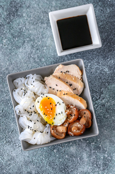碗里的亚洲食物