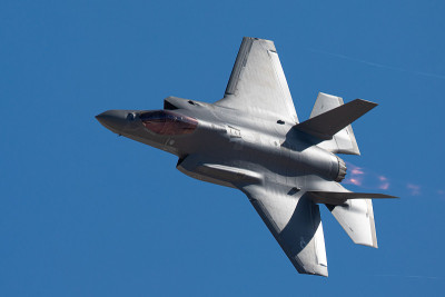 近距离观察F-35“闪电II”接近，加力燃烧器打开