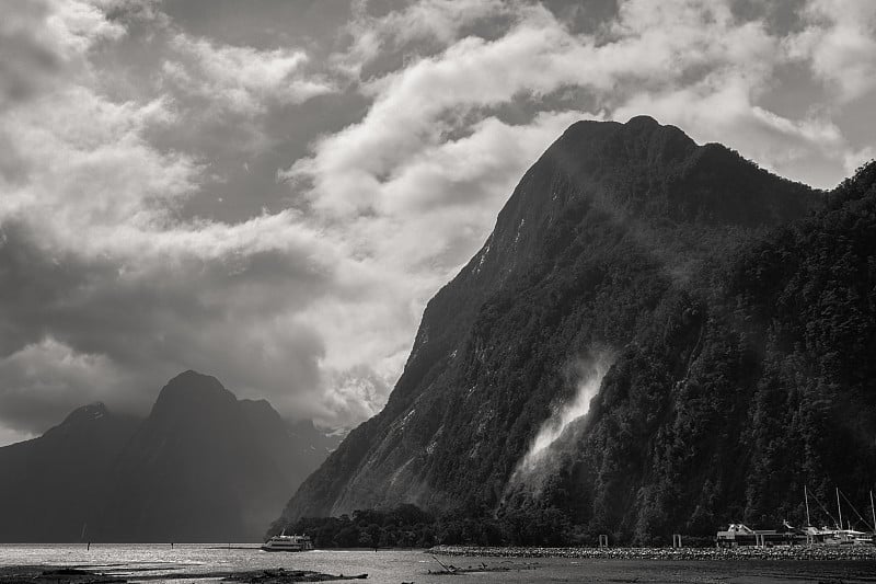 峡湾风景优美，有高山、瀑布和游船