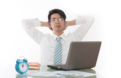 年轻人在办公室加班