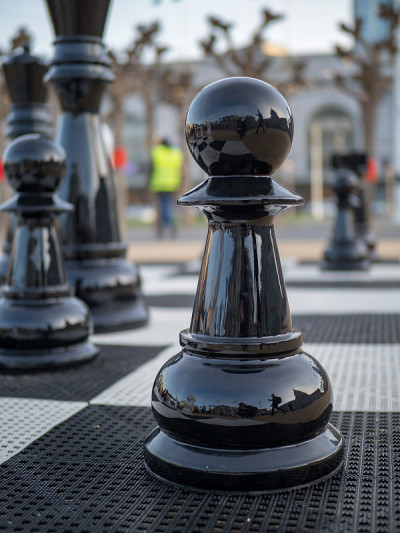近景的黑卒在真人大小的象棋设置外面