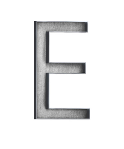 木质字母与金属外框字母E