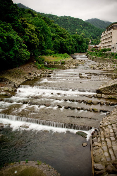 日本箱根流动的瀑布