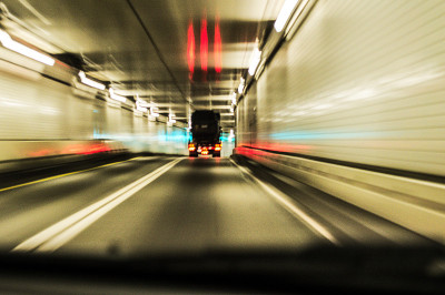 卡车穿越隧道