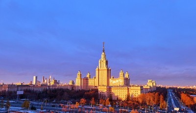 充满生气的秋天的看法，戏剧性的天空在莫斯科大学在日落