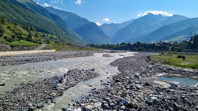 阿迪什-在格鲁吉亚高加索地区，湍急的水流穿过石堤。周围有高高的山脉