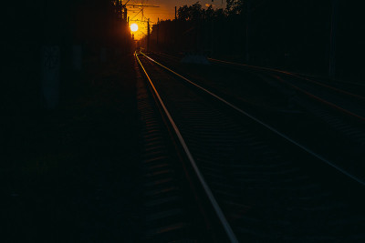 铁路。夕阳背景下的铁路。
