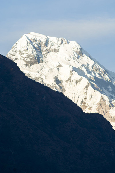 尼泊尔的蓝天山峰