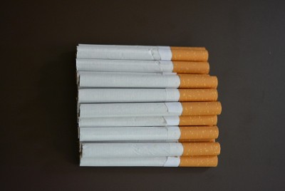 新分解的许多香烟在棕色哑光的背景。