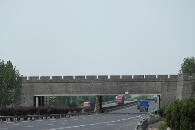 长城从沈阳穿过高速公路到北京