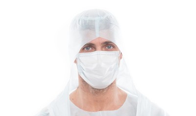 男人戴外科口罩。医生戴着口罩隔离在白色上。冠状病毒肺炎流感大流行。病毒疫苗和治疗。covid - 1