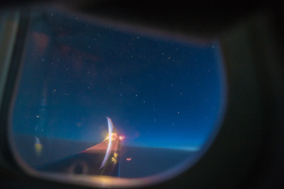 飞机座位上的夜空