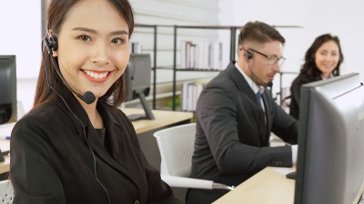 商务人员戴着耳机在办公室工作