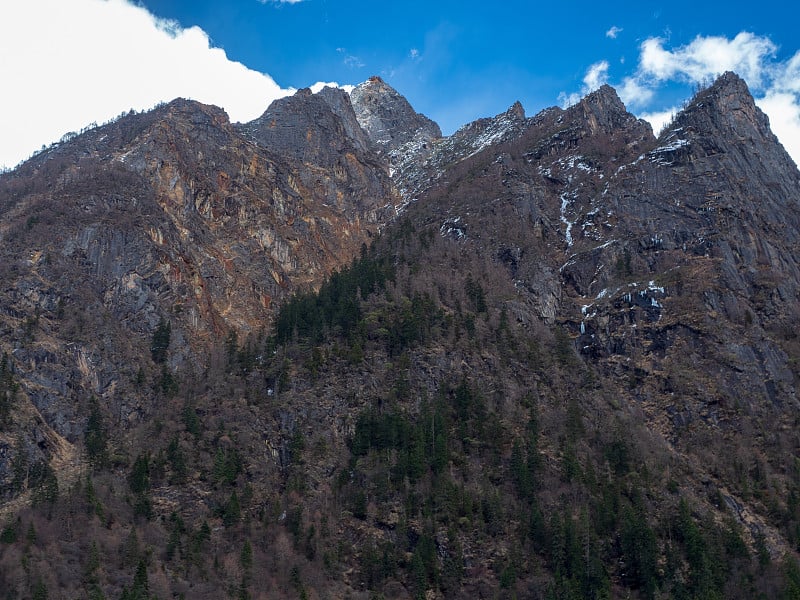 四姑娘山(四姐妹山，东方阿尔卑斯山)的景观，在阿加瓦族羌族自治州，中国四川省。