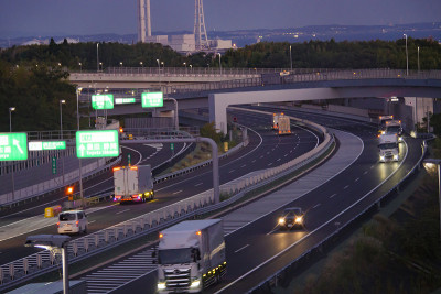 夜晚穿过横街路口的汽车