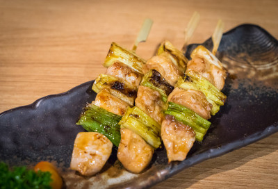 烤鸡肉串和洋葱
