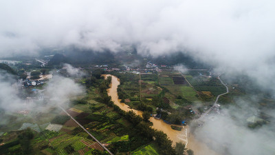 农田和山脉上方云景的鸟瞰图
