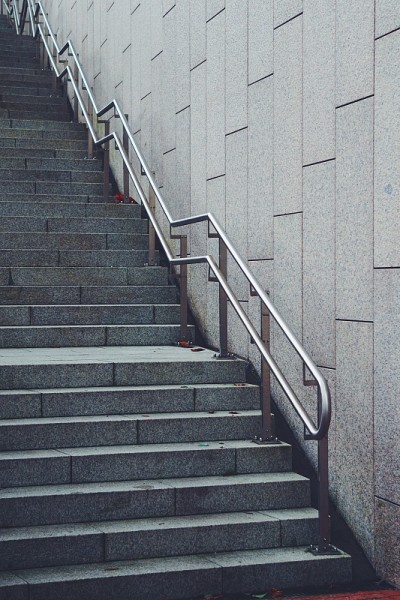街道上的楼梯建筑