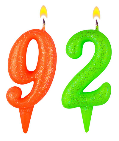 92支生日蜡烛孤立在白色背景上