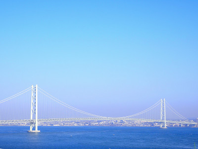 明石海峡大桥在蓝天上