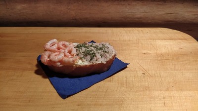 虾三明治。煮北方虾配白面包