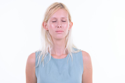 年轻美丽的金发女人的脸放松闭着眼睛