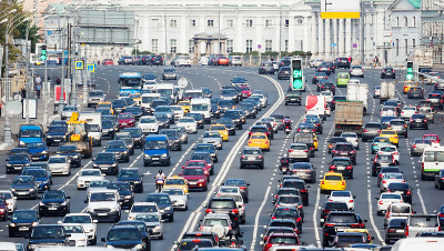 挤满了汽车的拥挤道路