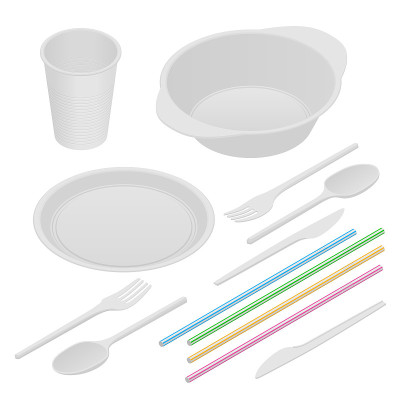 等距白色塑料餐具和餐巾孤立在白色。塑料盘子，塑料盘子，叉子，勺子，刀，玻璃，管