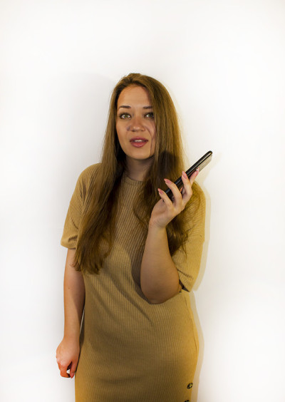 年轻漂亮的女人拿着智能手机，写信息，自拍，交流
