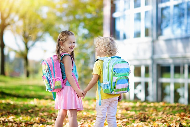 孩子们回到学校。孩子在幼儿园。