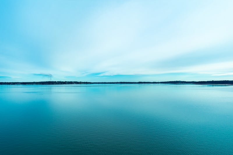 莫纳湖地平线在麦迪逊威斯康辛在平静的一天