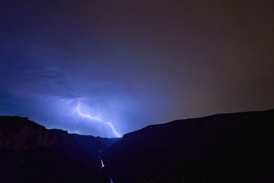 夜间的雷雨伴随着闪电，使得塔恩河和杜塔恩峡谷的岩石闪闪发光