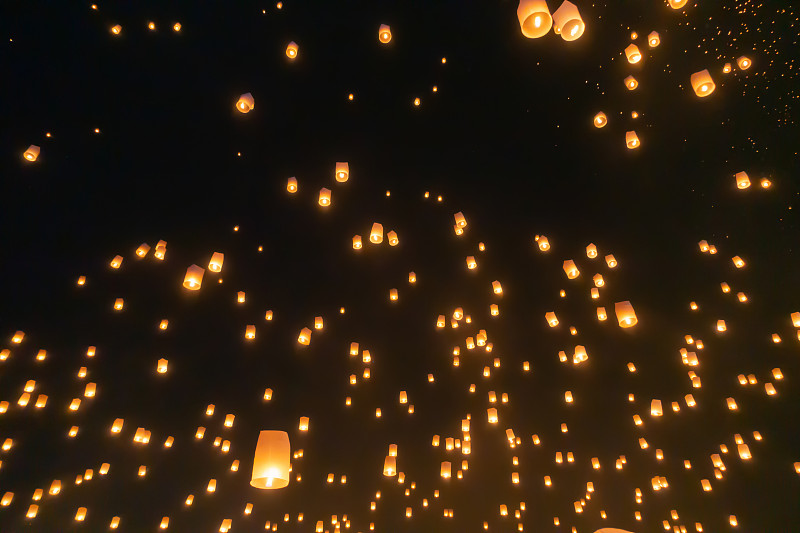 泰国人晚上会放灯笼或灯来祭拜佛祖。泰国清迈的传统节日。腊塘和伊鹏兰纳仪式。庆祝活动的背景。