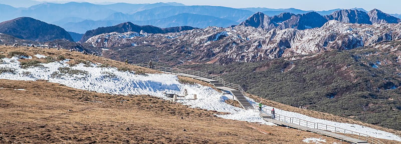 美丽的石卡雪山或蓝月亮谷，是中甸城市(香格里拉)的地标和旅游景点。中国云南。亚洲旅游的概念