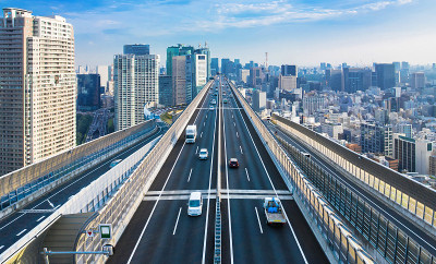现代城市和高速公路的概念。