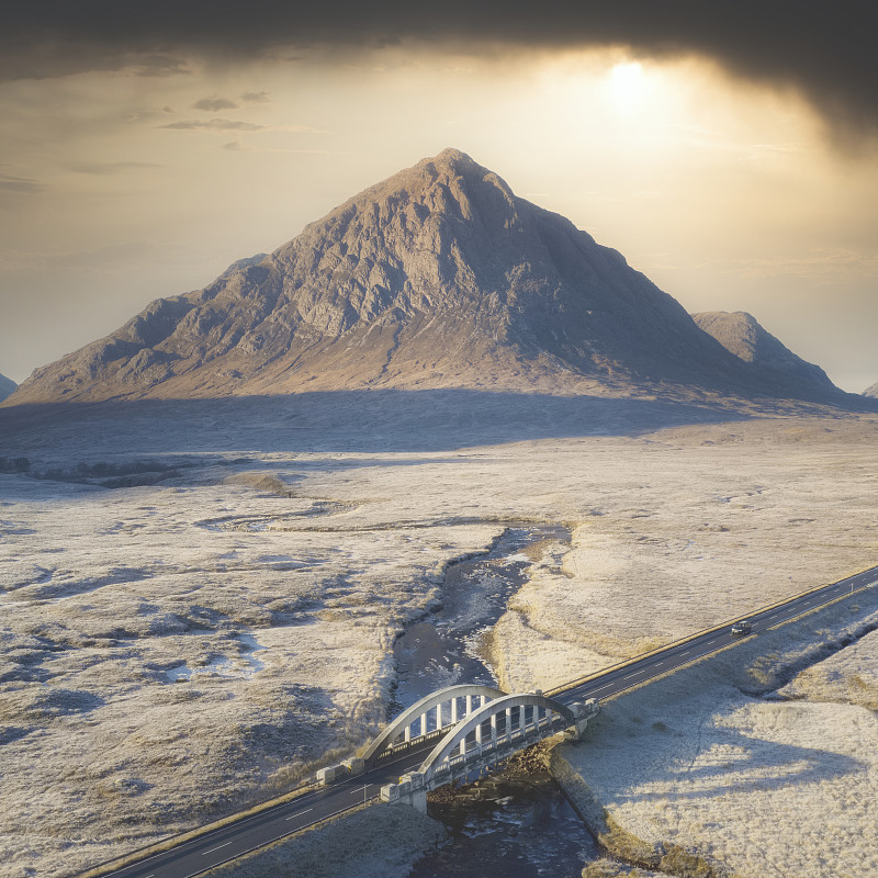 在Buachaille Etive Mor公路旅行在冬季霜冻沼地高地景观和公路桥在Glencoe苏格